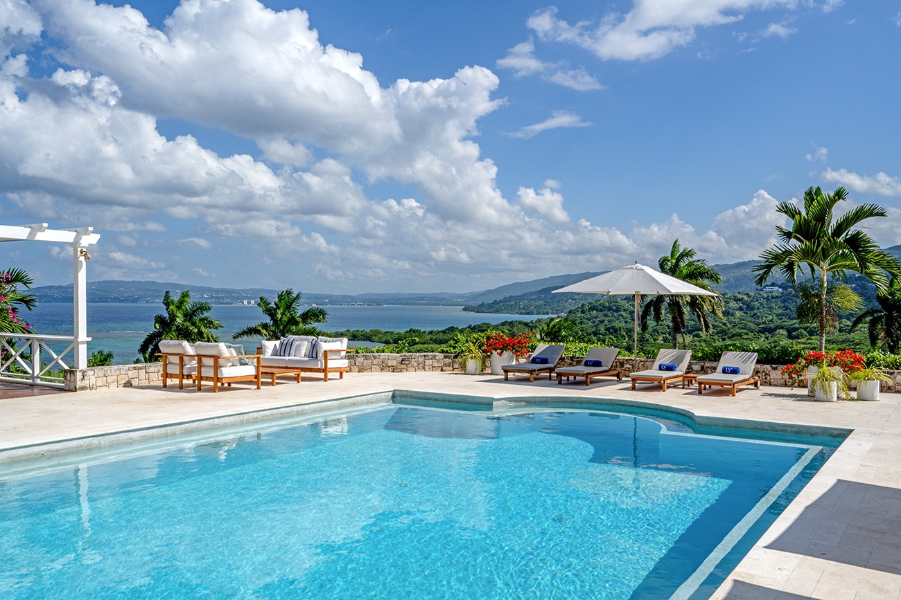 Longview Villa on Round Hill